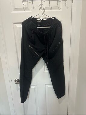 Men's Black Cargo Jogger Pants with Ribbed Knee and Zip Pockets